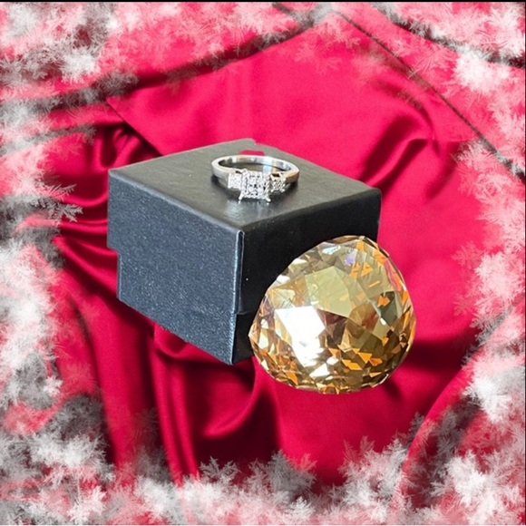 Woman’s Sterling Silver 0.03ctw Diamond Ring - Picture 2 of 9